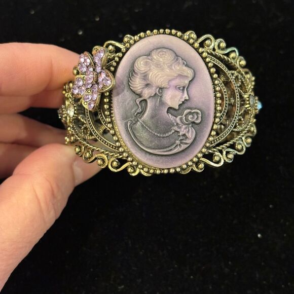 Vintage-Inspired Gold Tone  and Purple Resin Cameo Bracelet - Picture 6 of 6